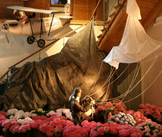 04 Hortensienschau 2021 Die Flugpionierin Amelia Earhart landet auf einer Hortensienwiese (1)